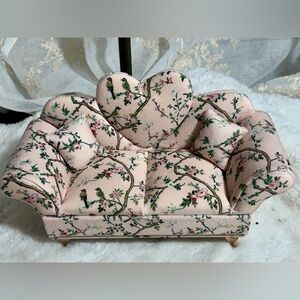 Mini pink floral couch jewelry box